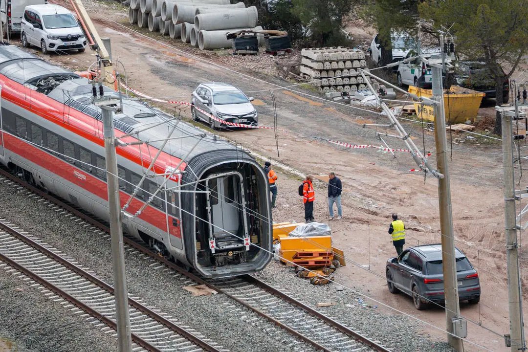 Trabajadores realizan tareas de retirada de los vagones en el punto de las v&iacute;as donde tuvo lugar el accidente de trenes de Adamuz, a 24 de enero de 2026 en Adamuz (C&oacute;rdoba, Andaluc&iacute;a).