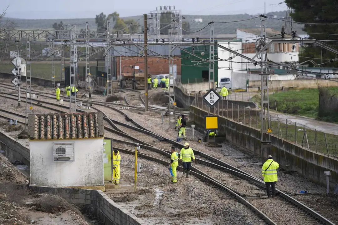 Operarios de Adif trabajan en las labores de limpieza y reparaci&oacute;n sobre los da&ntilde;os ocasionados en la infraestructura ferroviaria entre Montoro y Villa del R&iacute;o, por las intensas lluvias de los &uacute;ltimos d&iacute;as. A 23 de enero de 2026 en Villa del R&iacute;o, C&oacute;rdoba.