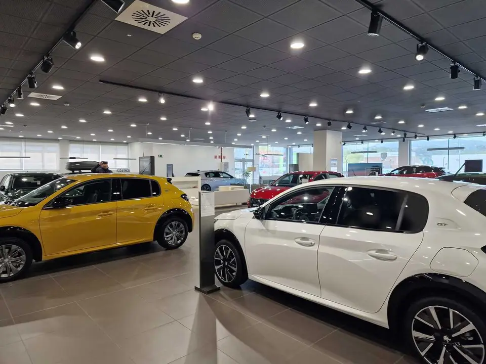 Archivo - El precio medio de un veh&iacute;culo a estreno se situ&oacute; en 44.419 euros, un 45,6% m&aacute;s que antes de pandemia