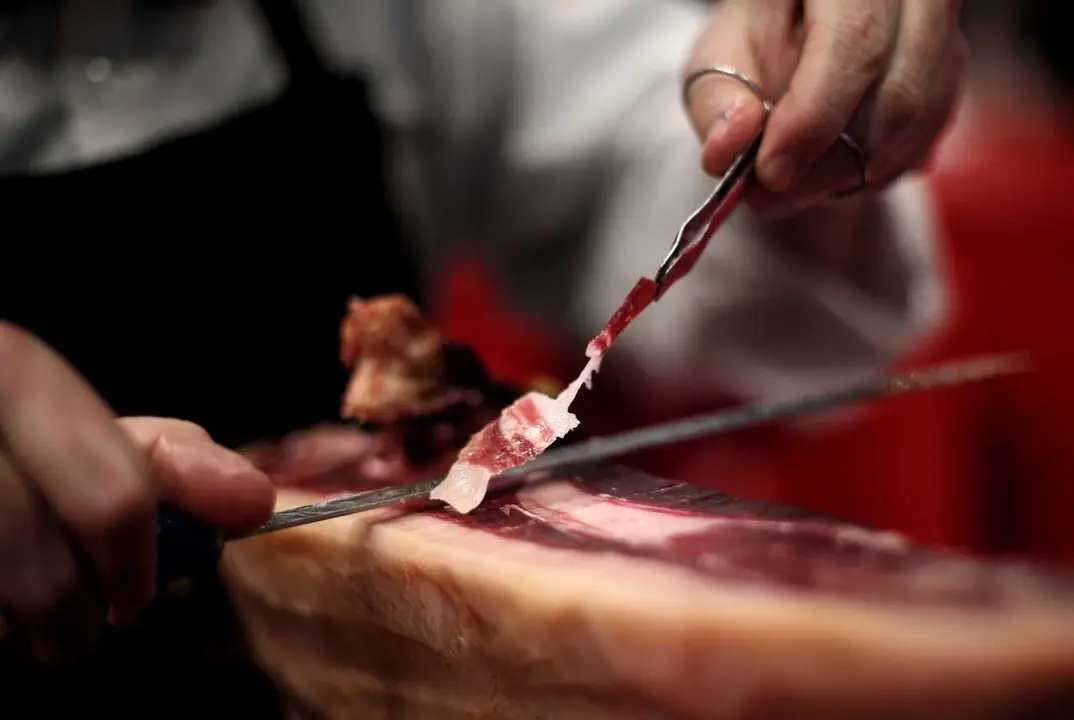 Archivo - Un cortador de jam&oacute;n 