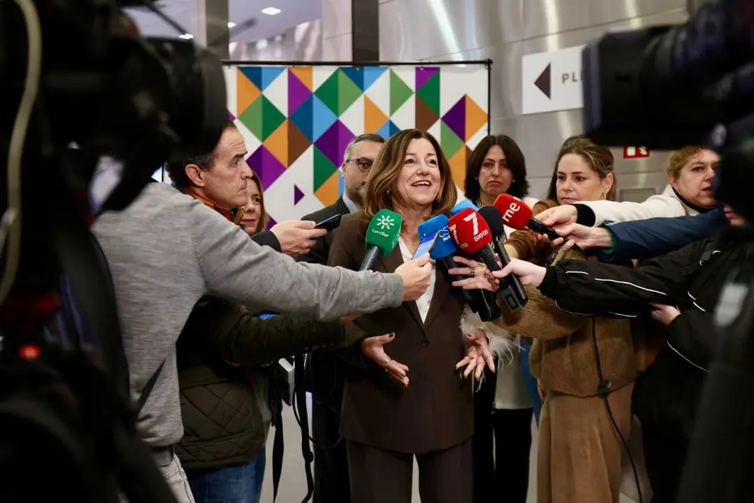 Mar&iacute;a del Carmen Castillo atiende a los periodistas en C&oacute;rdoba.