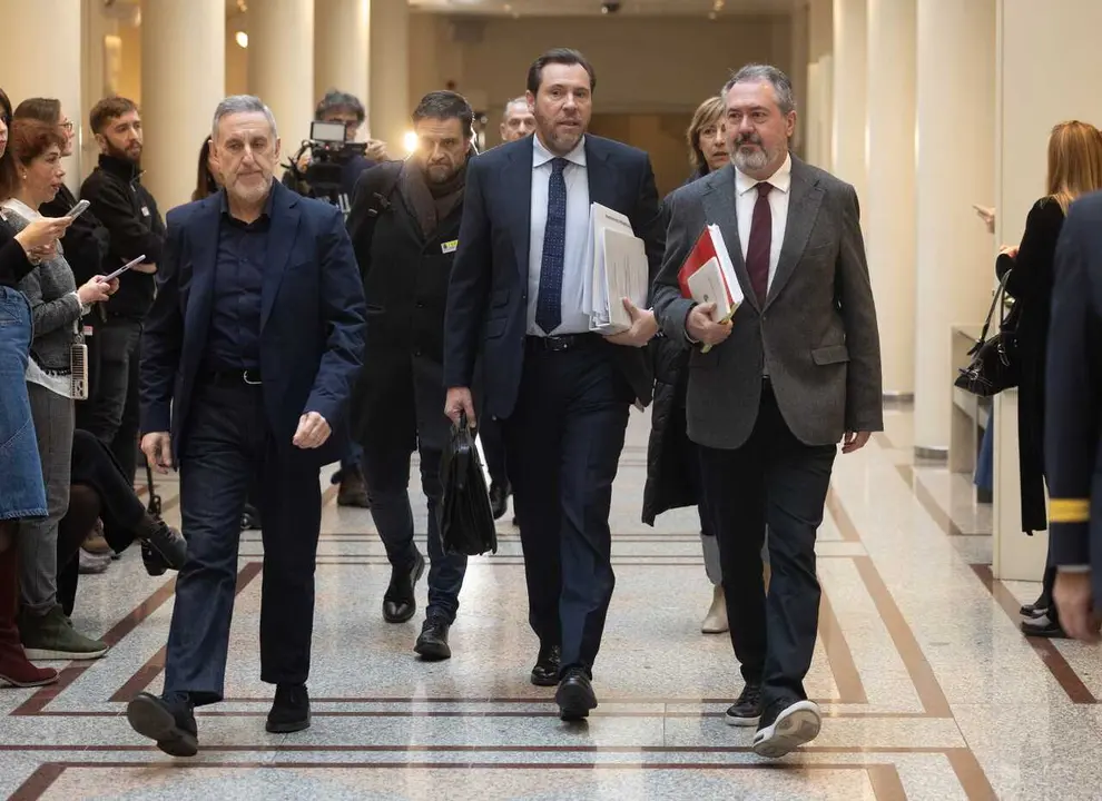 El  ministro de Transportes y Movilidad Sostenible, &Oacute;scar Puente (C), comparece para dar cuenta del caos ferroviario, en el Senado,  a 29 de enero de 2026