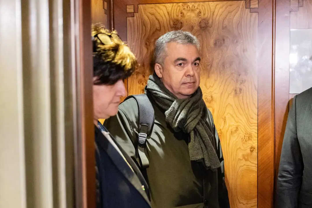 Archivo - El ex secretario de Organizaci&oacute;n del PSOE Santos Cerd&aacute;n (c) a su salida de la comisi&oacute;n de investigaci&oacute;n del &lsquo;caso Koldo&rsquo;, en el Senado, a 17 de diciembre de 2025, en Madrid (Espa&ntilde;a).