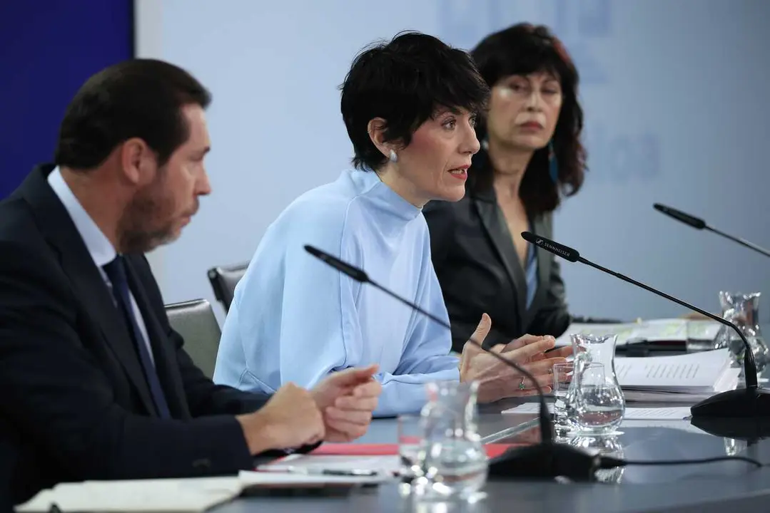 (I-D) El ministro de Transportes y Movilidad Sostenible, &Oacute;scar Puente; la ministra de Inclusi&oacute;n Seguridad Social y Migracioneas y portavoz del Gobierno, Elma Saiz; y la ministra de Igualdad, Ana Redondo; durante la rueda posterior al Consejo de Ministros