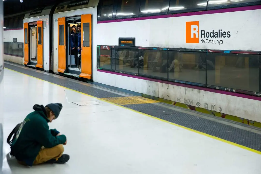 Viajeros cogen un tren en la Estaci&oacute;n de Sants, a 26 de enero de 2026, en Barcelona