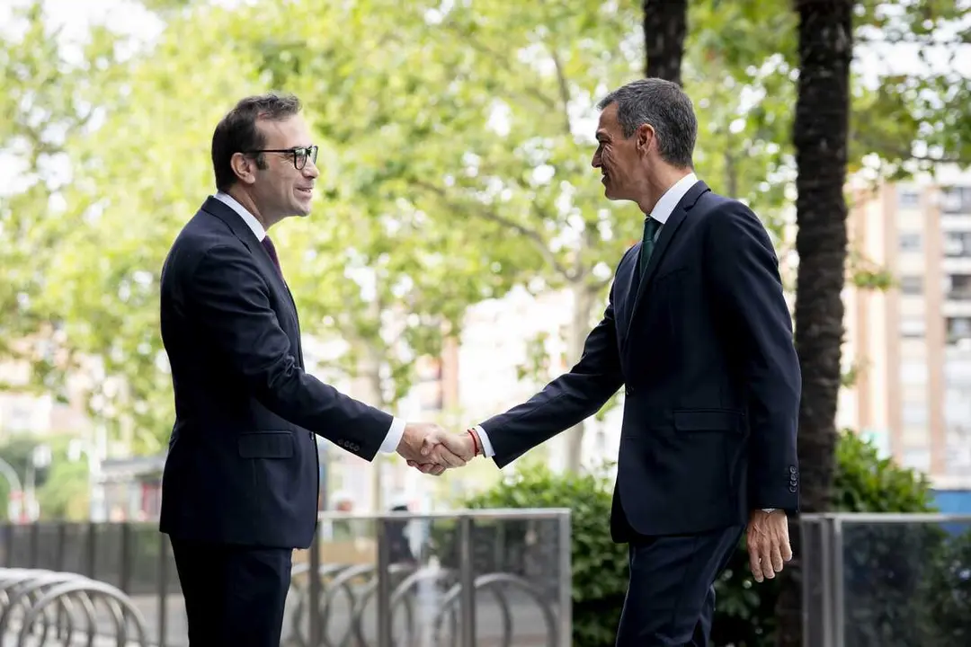 Archivo - El presidente del Gobierno, Pedro S&aacute;nchez (d), saluda al ministro de Econom&iacute;a, Comercio y Empresa, Carlos Cuerpo (i).