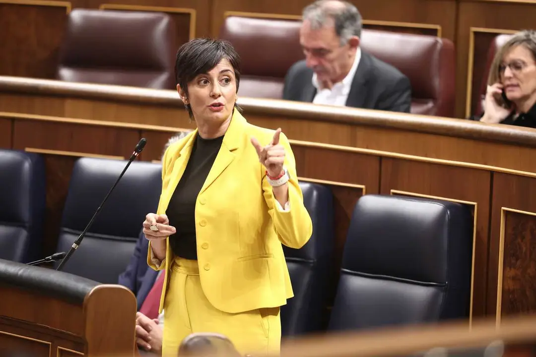 Archivo - La ministra de Seguridad Social y Migraciones, Isabel Rodr&iacute;guez, interviene durante una sesi&oacute;n de control al Gobierno, en el Congreso de los Diputados, a 19 de noviembre de 2025, en Madrid (Espa&ntilde;a). 