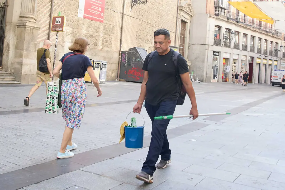 Archivo - Un limpiador trabajando al sol, a 18 de julio de 2024, en Madrid (Espa&ntilde;a). 