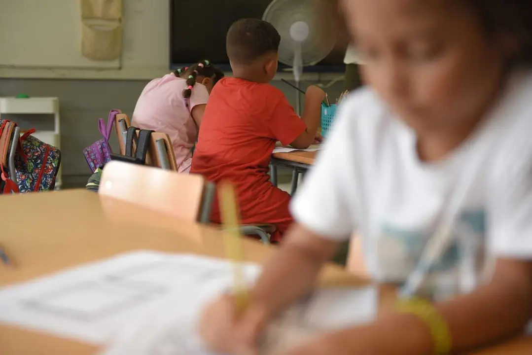 Archivo - Varios ni&ntilde;os en el colegio 