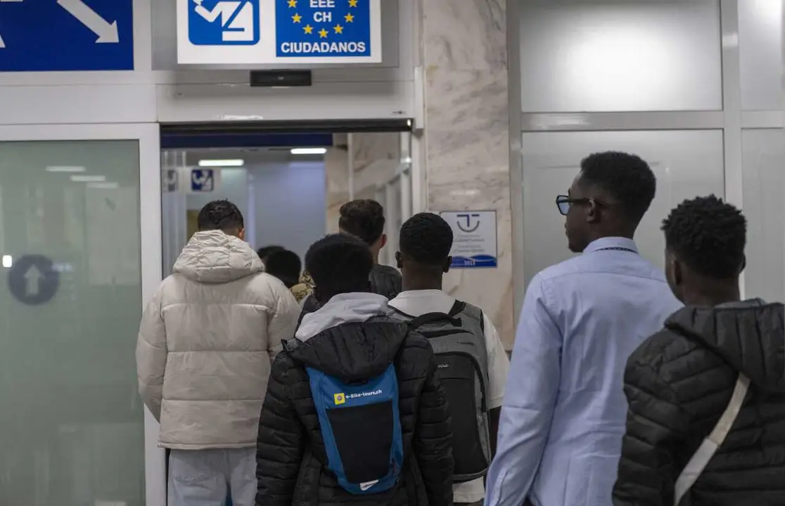 Archivo - Fotograf&iacute;a de archivo, de noviembre, de la salida de migrantes desde Ceuta rumbo a la pen&iacute;nsula tras su estancia en el Centro Estancia Temporal de Inmigirantes (CETI) ceut&iacute;