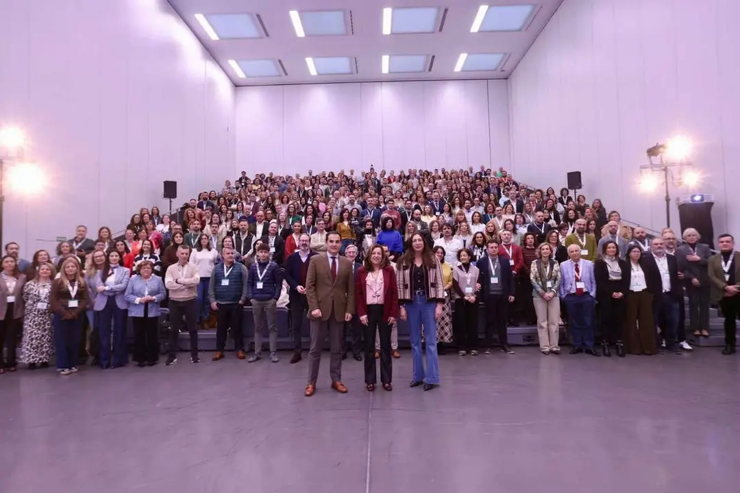 Los consejeros Mar&iacute;a del Carmen Castillo (c), Loles Lopez (d) y Jos&eacute; Antonio Nieto (i) en el 'Congreso Nacional para la Convivencia en la Era Digital: Andaluc&iacute;a Frente al Acoso'.