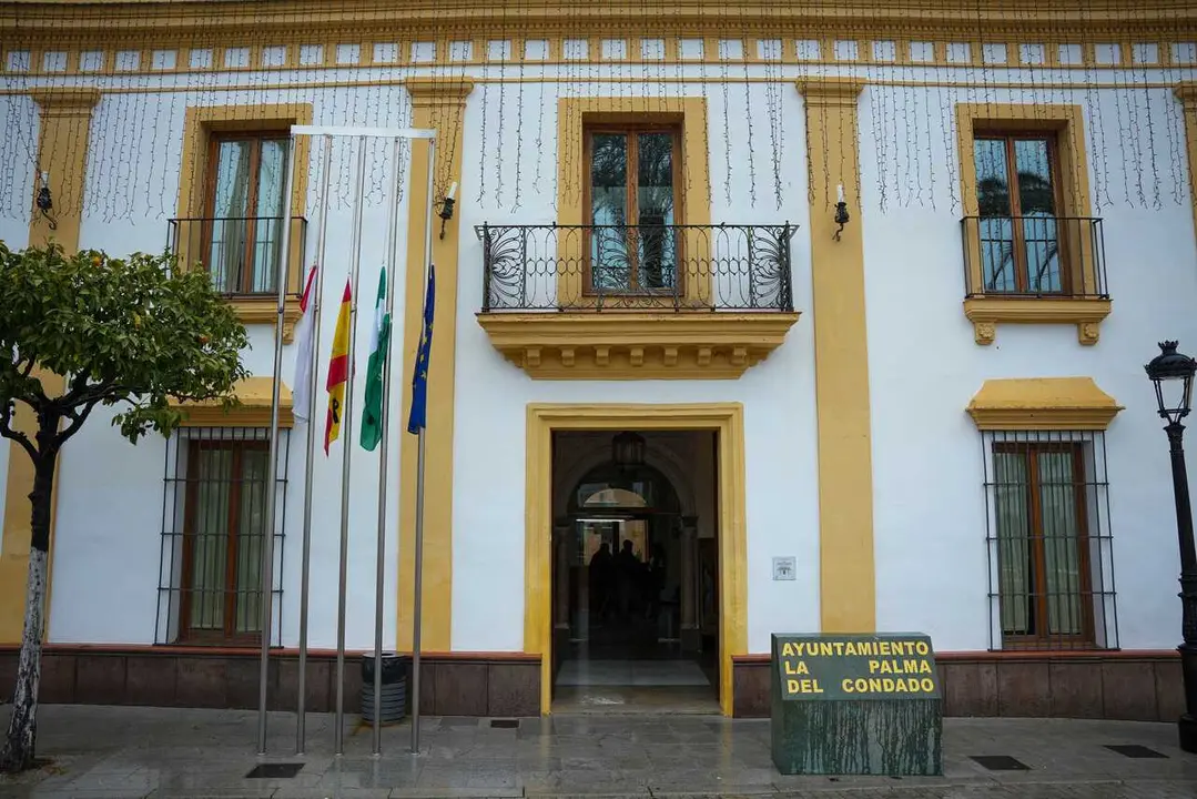 Imagen de la fachada del ayuntamiento de La Palma del Condado (Huelva) con las banderas a media asta y crespones negros en se&ntilde;al de luto por las v&iacute;ctimas, del accidente ferroviario de Adamuz (C&oacute;rdoba) del pasado domingo. 