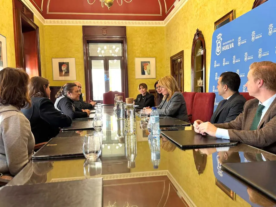 Reuni&oacute;n mantenida entre el Ayuntamiento de Huelva y la Asociaci&oacute;n de Antiguos Alumnos del Colegio Santo &Aacute;ngel.