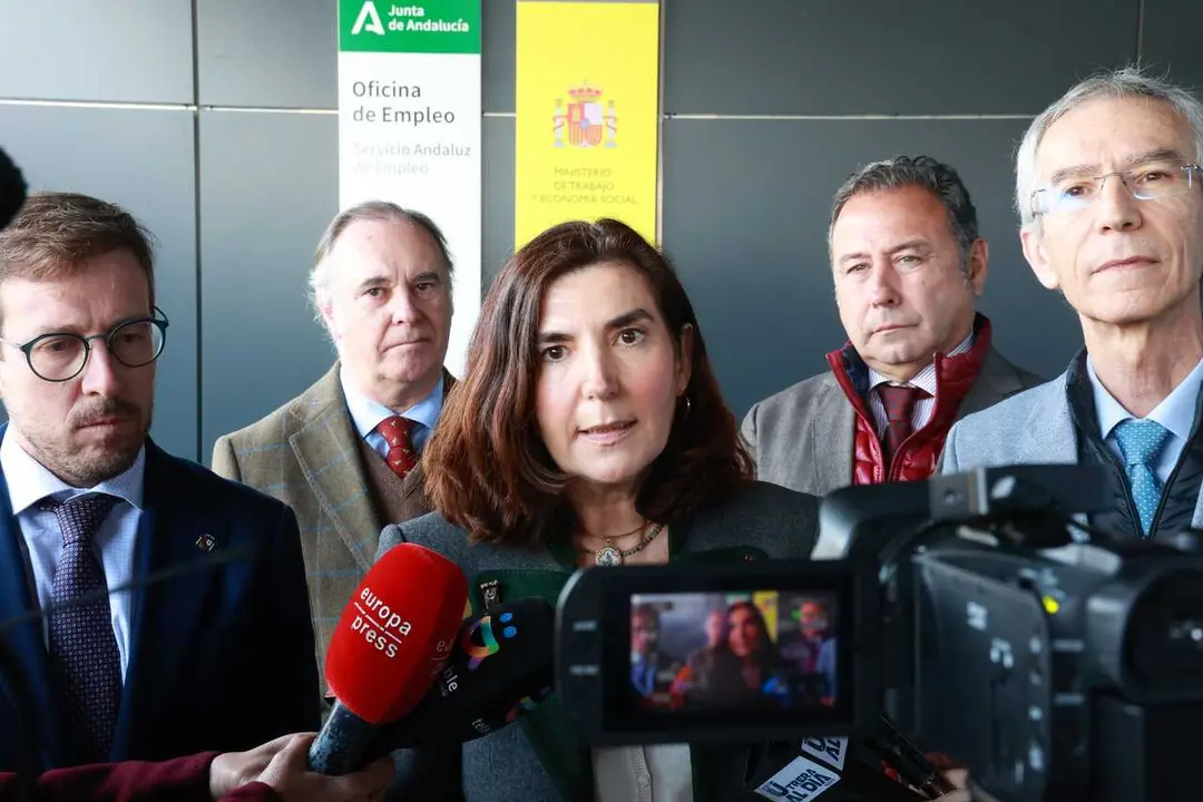 La consejera de Empleo, Empresa y Trabajo Aut&oacute;nomo, Roc&iacute;o Blanco, atiende a los medios durante la visita a las nuevas instalaciones de la Oficina de Empleo en Utrera (Sevilla). A 15 de enero de 2026 en Utrera, Sevilla (Andaluc&iacute;a, Espa&ntilde;a). 