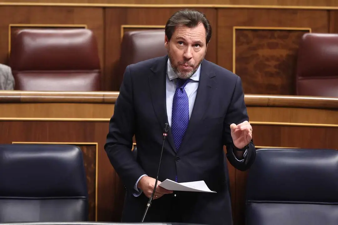 Archivo - El ministro de Transportes y Movilidad Sostenible, &Oacute;scar Puente, durante una sesi&oacute;n de control al Gobierno, en el Congreso de los Diputados, a 12 de noviembre de 2025, en Madrid (Espa&ntilde;a). 