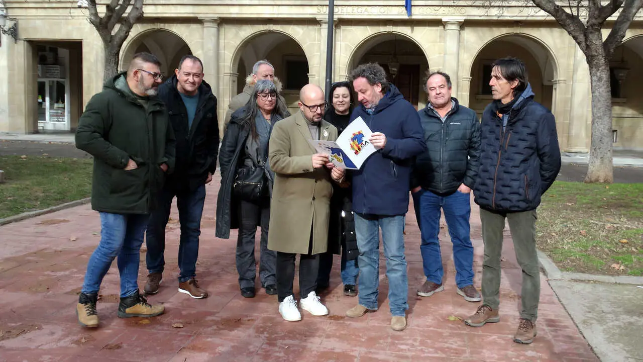 Los candidatos del PAR Alberto Izquierdo y Mar&iacute;a &Aacute;ngeles Roca, junto a otros miembros de la lista, en la ciudad de Huesca.