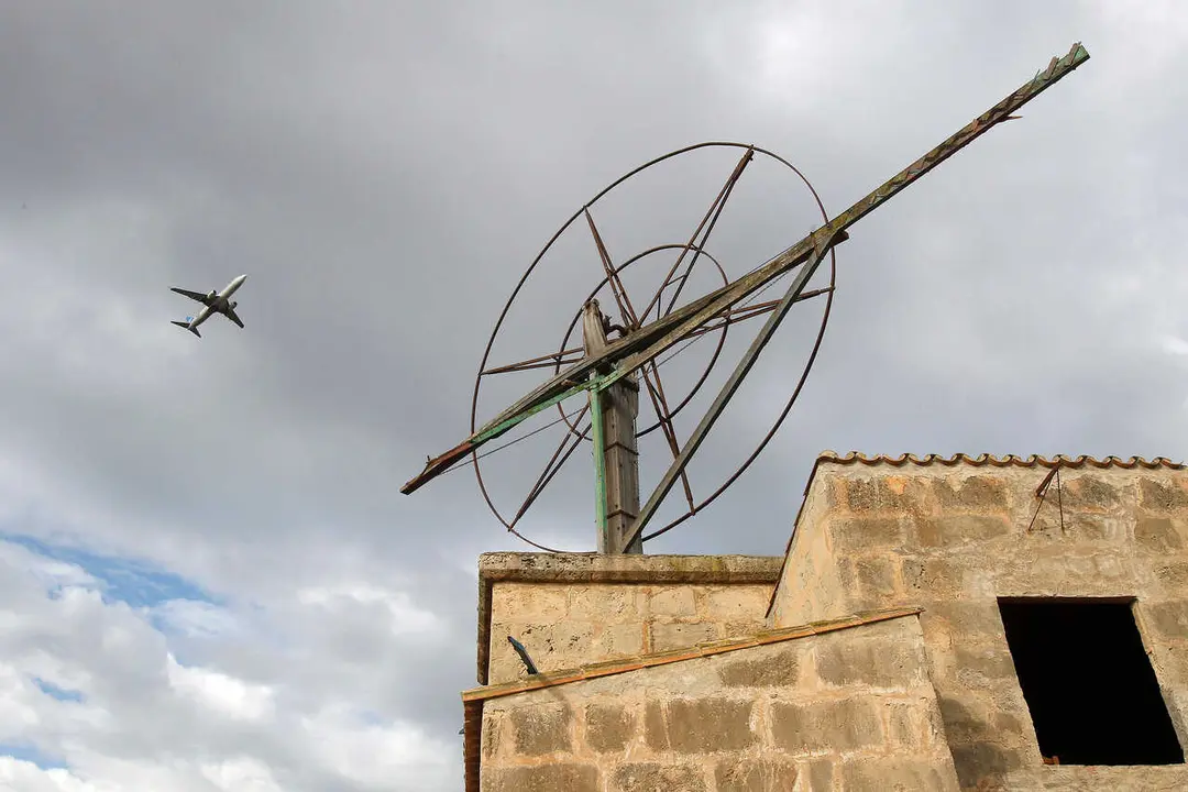 Archivo - Un avi&oacute;n vuela sobre el aeropuerto de Palma, a 8 de noviembre de 2021, en Palma de Mallorca, Mallorca, Islas Baleares (Espa&ntilde;a).