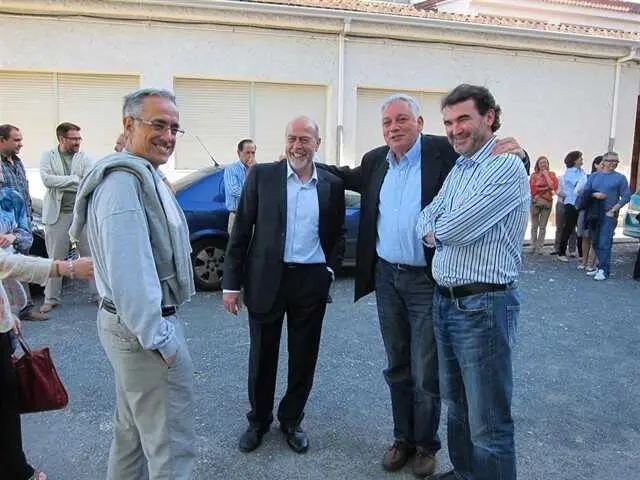 Archivo - Anxo Quintana, exvicepresidente de la Xunta, se dej&oacute; fotografiar en la campa&ntilde;a de 2011 con Francisco Garc&iacute;a. En la foto, en la izquierda, Alfredo Su&aacute;rez Canal, exconselleiro de Medio Rural en el bipartito.