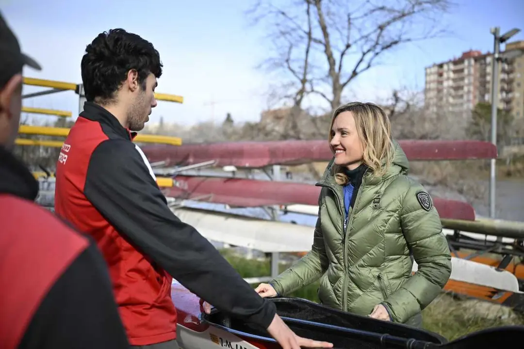 La candidata del PSOE, Pilar Alegr&iacute;a, al lado del r&iacute;o Ebro, en la capital aragonesa.