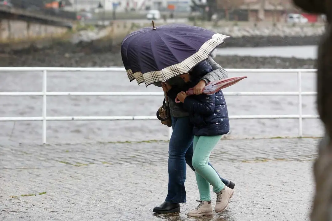 Viveiro, Lugo. Paso de un temporal de viento y lluvia por la costa gallega. La Xunta de Galicia ha decretado el nivel naranja en las costas de Pontevedra, Coru&ntilde;a y Lugo debido a las fuertes rachas de viento que azotar&aacute;n la costa gallega