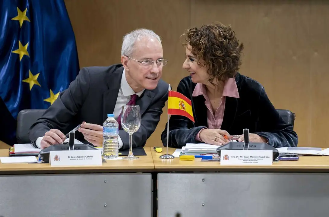El secretario de Estado de Hacienda, Jes&uacute;s Gasc&oacute;n Catal&aacute;n, y la vicepresidenta primera y ministra de Hacienda, Mar&iacute;a Jes&uacute;s Montero.