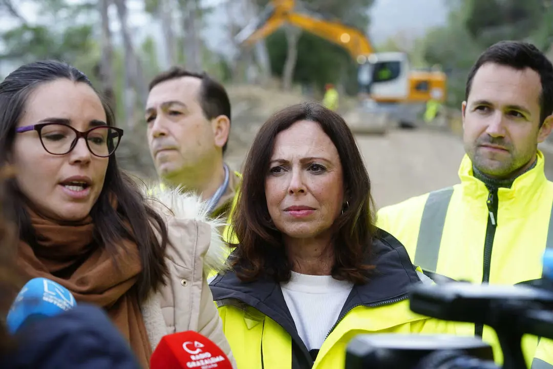 31.01.2026. Andaluc&iacute;a. C&aacute;diz. Grazalema. la consejera de fomento, articulaci&oacute;n del territorio y vivienda, Roc&iacute;o D&iacute;az, visita las obras de reacondicionamiento de la carretera A-372 entre Benamahoma y El Bosque, cortada tras los desprendimientos producidos tras las fuertes lluvias de la pasada semana.  Foto: Gogo Lobato.