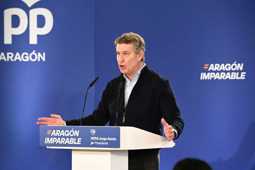 El presidente del PP, Alberto Nu&ntilde;ez Feij&oacute;o, durante una comida mitin en Calatayud junto con el presidente del Gobierno de Arag&oacute;n, Jorge Azc&oacute;n. 