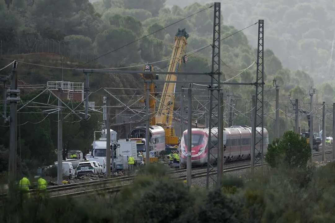   Imagen de la zona afectada por el accidente ferroviario, donde una vez recuperado los convoyes de trenes, se contin&uacute;an con las labores de limpieza y retirada de restos.  