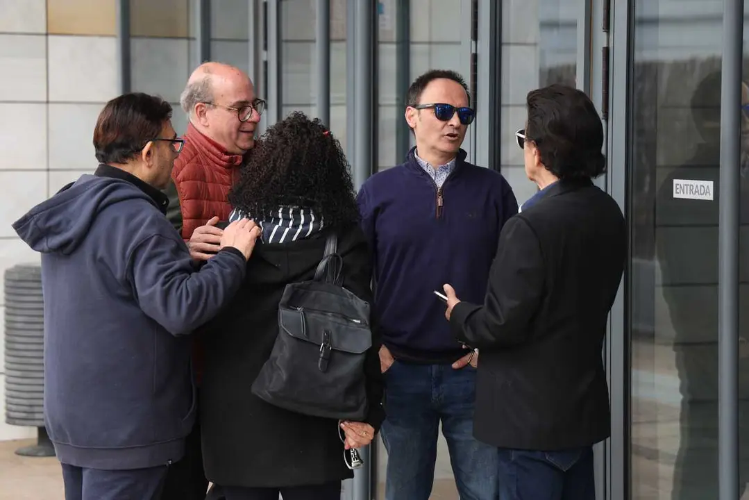 Fernando, hijo de Fernando Esteso, y Vicente Haro, representante del actor, junto a familiares en el Tanatorio Funeraria M&eacute;mora de Valencia tras el fallecimiento del actor, a 02 de febrero de 2025, en Valencia (Espa&ntilde;a).