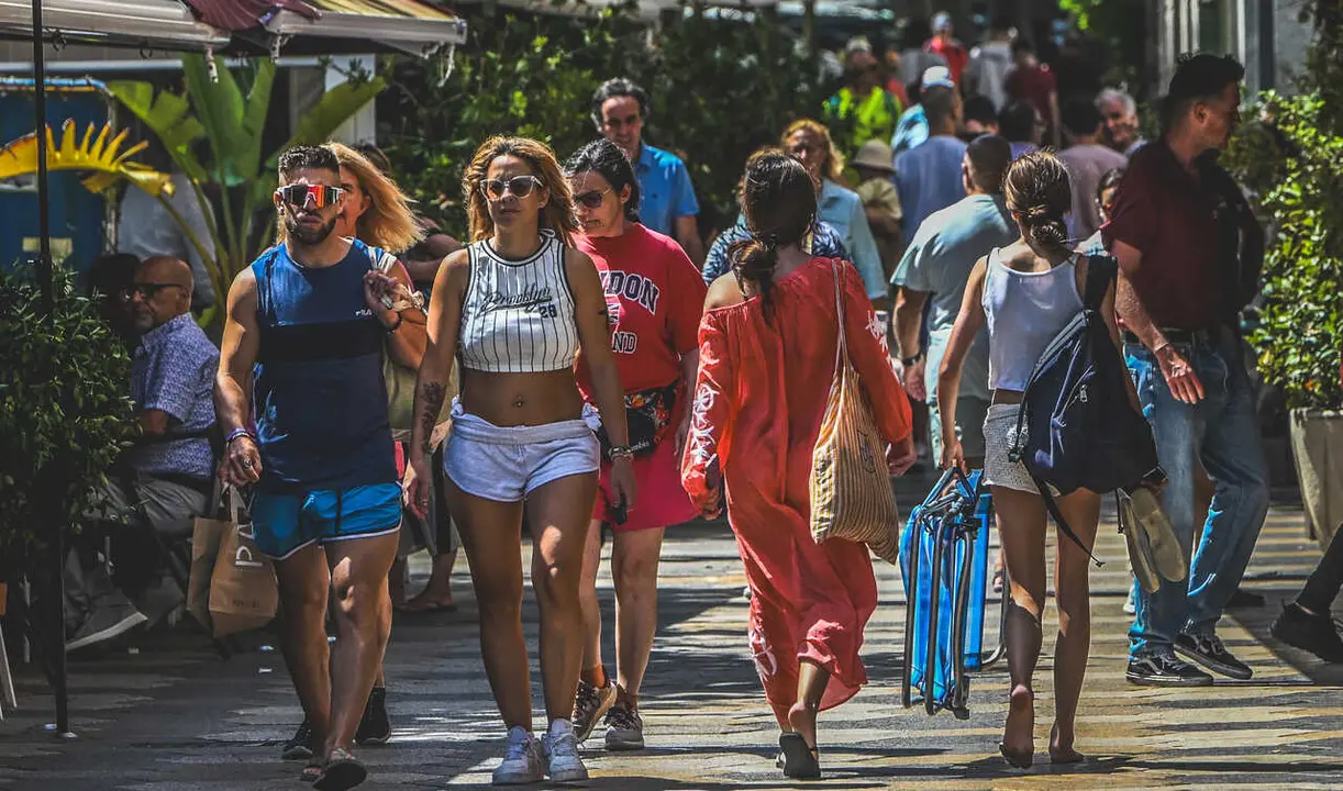 Archivo - Turistas camino a la playa, a 10 de agosto de 2025, en Santander, Cantabria (Espa&ntilde;a).