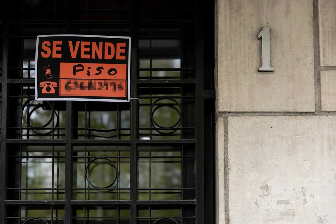 Archivo - Vista de un cartel de 'Se vende' en un portal de un edificio, a 8 de abril de 2024, en Madrid (Espa&ntilde;a). 