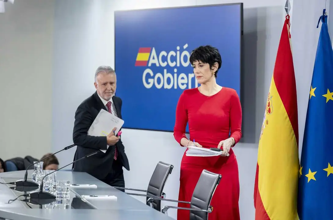 El ministro de Pol&iacute;tica Territorial y Memoria Democr&aacute;tica, &Aacute;ngel V&iacute;ctor Torres, y la ministra de Inclusi&oacute;n Seguridad Social y Migracioneas y portavoz del Gobierno, Elma Saiz, durante una rueda de prensa tras el Consejo de Ministros, a 3 de febrero de 2026