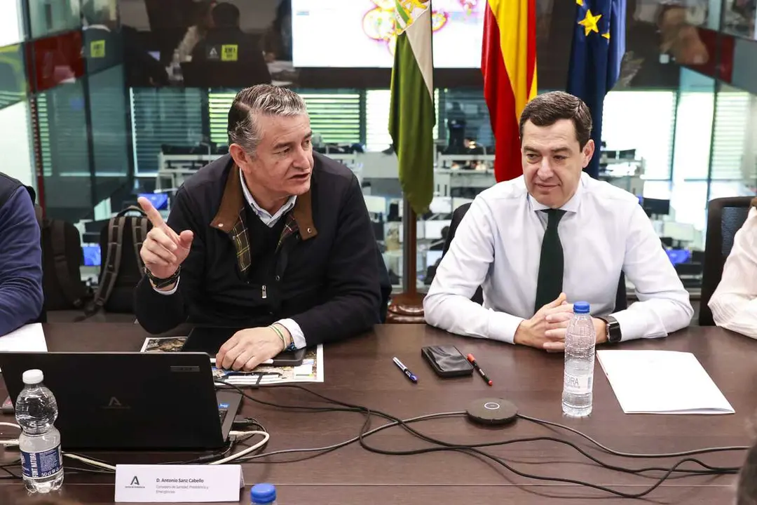 El presidente de la Junta de Andaluc&iacute;a, Juanma Moreno, junto a el consejero de Sanidad, Presidencia, y Emergencias de la Junta de Andaluc&iacute;a, Antonio Sanz, presiden la reuni&oacute;n del comit&eacute; asesor del Plan de Emergencias.