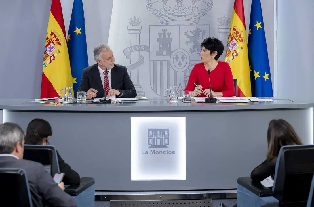 El ministro de Pol&iacute;tica Territorial y Memoria Democr&aacute;tica, &Aacute;ngel V&iacute;ctor Torres, y la ministra de Inclusi&oacute;n Seguridad Social y Migracioneas y portavoz del Gobierno, Elma Saiz, durante una rueda de prensa tras el Consejo de Ministros, a 3 de febrero de 2026