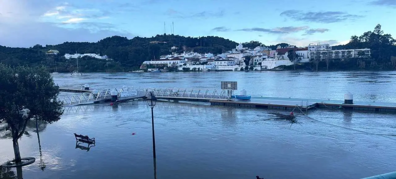 El r&iacute;o Guadiana a su paso por Sanl&uacute;car de Guadiana.