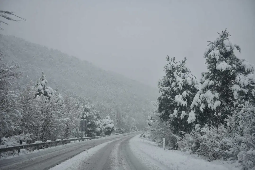 Archivo - Vista de una carretera nevada 