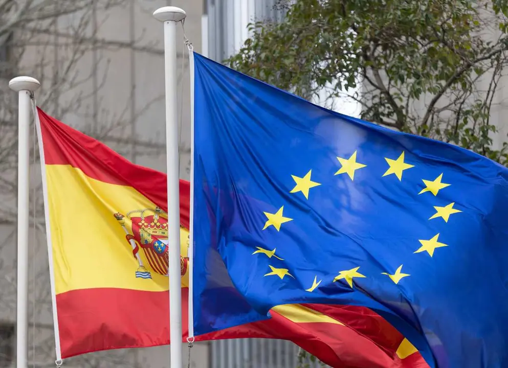 Archivo - La bandera de Espa&ntilde;a y de la Uni&oacute;n Europea ondean en la Sede de la SEPI. 