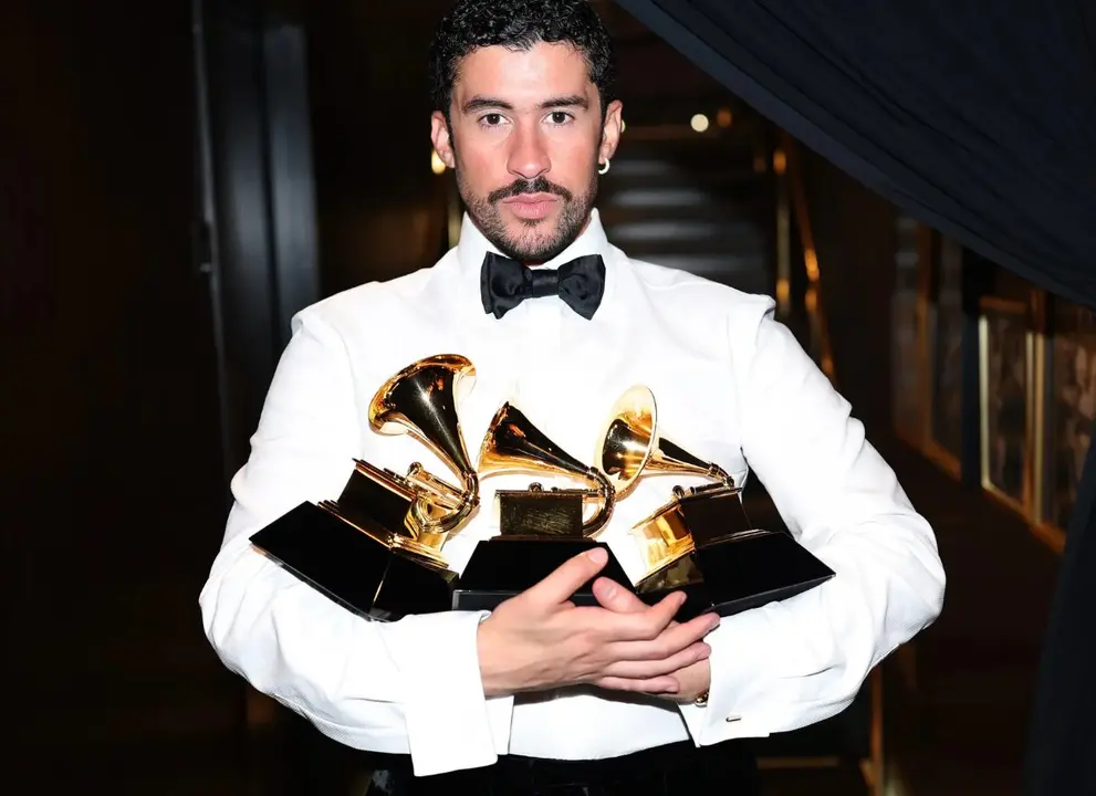 Bad Bunny con sus 3 Grammys