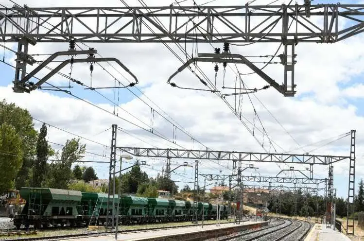 Archivo - Catenaria sobre una v&iacute;a de tren