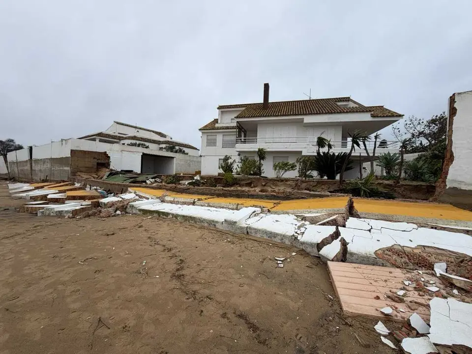 Destrozos ocasionados por la borrasca Leonardo en El Portil.