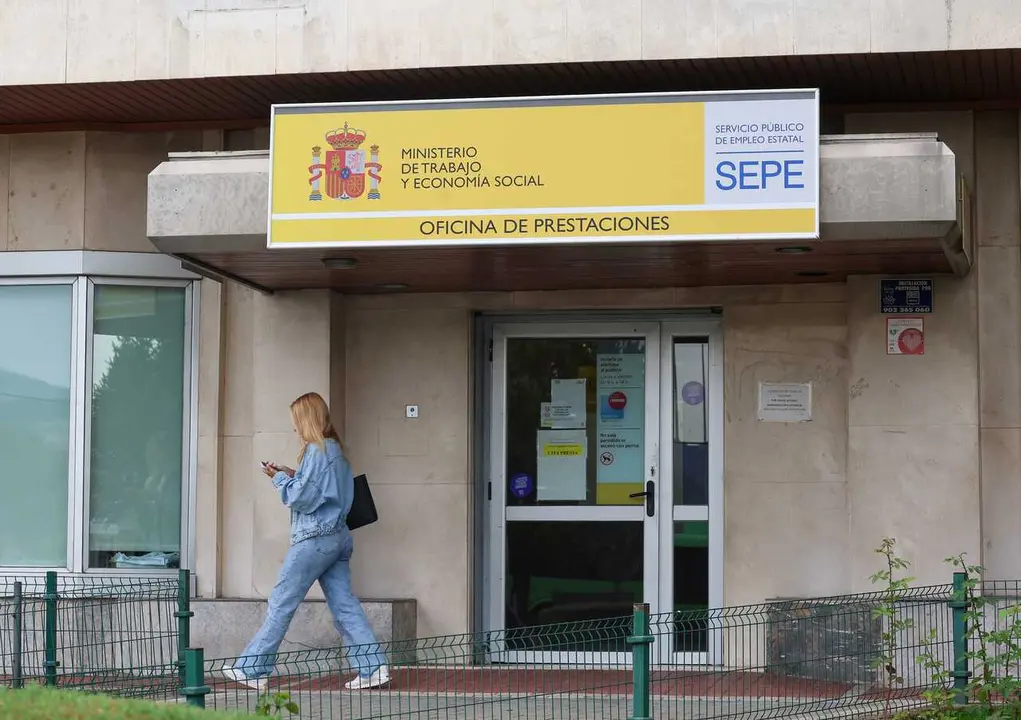 Archivo - Una mujer al lado de una oficina del SEPE, a 1 de octubre de 2024, en Madrid (Espa&ntilde;a). 