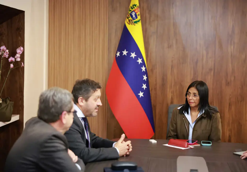 La presidenta encargada de Venezuela, Delcy Rodr&iacute;guez, frente a representantes de la petrolera espa&ntilde;ola Repsol