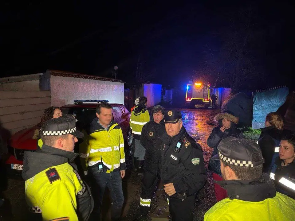 El alcalde de C&oacute;rdoba, Jos&eacute; Mar&iacute;a Bellido, los concejales y los efectivos de emergencia en las zonas de inundaci&oacute;n.