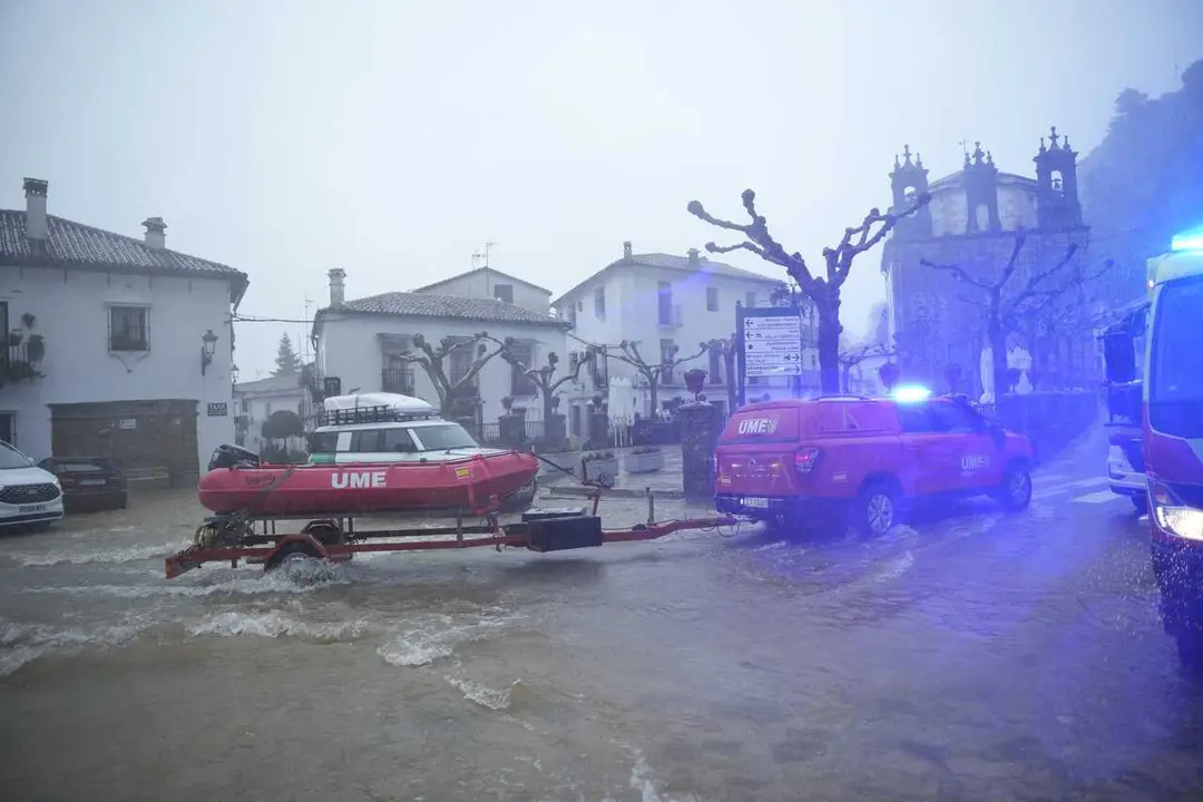 Miembros de la UME trabajan en labores de achique de agua en calles y vivendas de la localidad gaditana de Grazalema inundadas tras el paso de la borrasca Leonardo. A 4 de febrero de 2026, en Grazalema, C&aacute;diz (Andaluc&iacute;a, Espa&ntilde;a). 