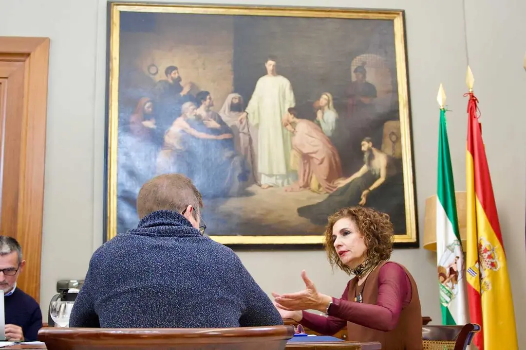 La vicepresidenta primera del Gobierno y ministra de Hacienda, Mar&iacute;a Jes&uacute;s Montero, asiste a una reuni&oacute;n con el delegado del Gobierno en Andaluc&iacute;a, Pedro Fern&aacute;ndez, donde analizan los efectos de la borrasca 'Leonardo' en la comunidad y el dispositivo pues