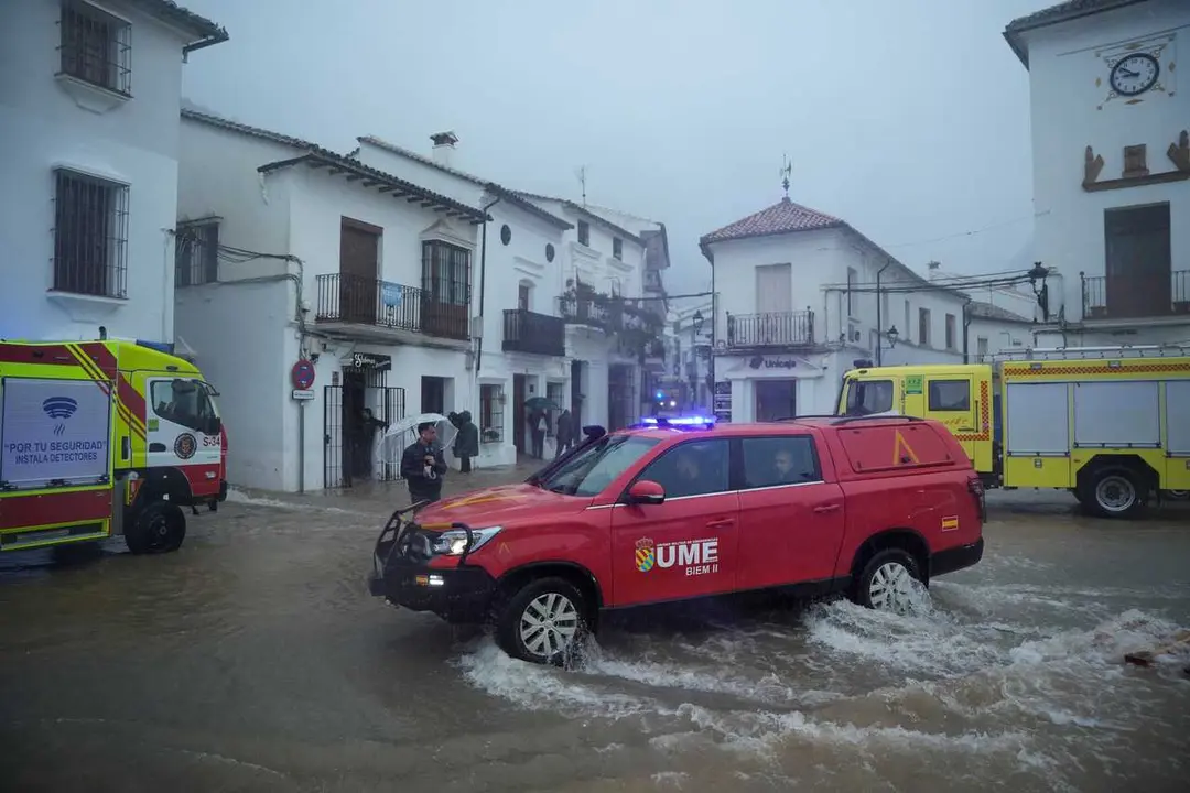 Miembros de la UME trabajan en labores de achique de agua en calles y vivendas de la localidad gaditana de Grazalema inundadas tras el paso de la borrasca Leonardo.  