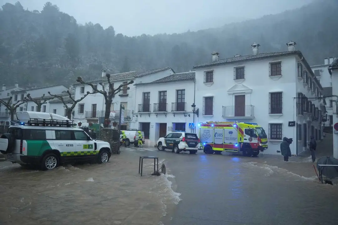 Distintos cuerpos de bomberos trabajan en labores de achique de agua en calles y vivendas de la localidad gaditana de Grazalema inundadas tras el paso de la borrasca Leonardo.