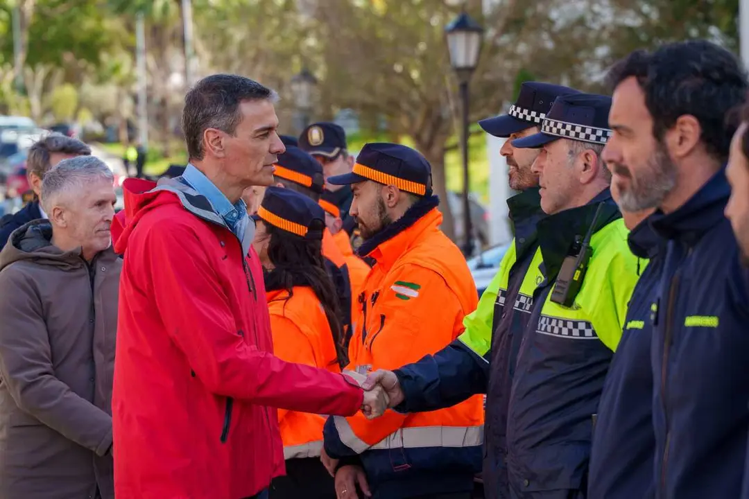 El presidente del Gobierno, Pedro S&aacute;nchez, saluda a las Fuerzas y Cuerpos de Seguridad del Estado que est&aacute;n interviniendo en las zonas afectadas por el temporal en  San Roque A 6 de febrero de 2026