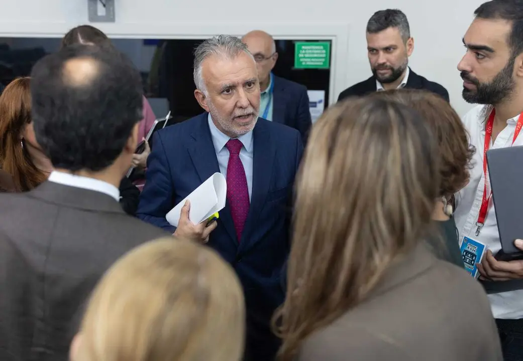 Archivo - El ministro de Pol&iacute;tica Territorial, &Aacute;ngel V&iacute;ctor Torres, a su salida de una rueda de prensa posterior a la reuni&oacute;n entre el presidente del Gobierno y la presidenta de Baleares, a 25 de octubre de 2024, en Madrid (Espa&ntilde;a).