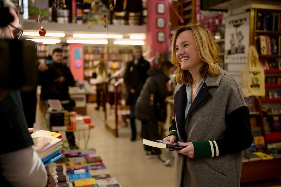 La candidata del PSOE a la Presidencia del Gobierno de Arag&oacute;n, Pilar Alegr&iacute;a, acude en la jornada de reflexi&oacute;n a comprar un libro, en la Librer&iacute;a C&aacute;lamo, en Zaragoza.